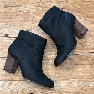 EUC Cole Haan Cassidy Ankle Boot / Booties with Nike Air in Nubuck Black, Size 5